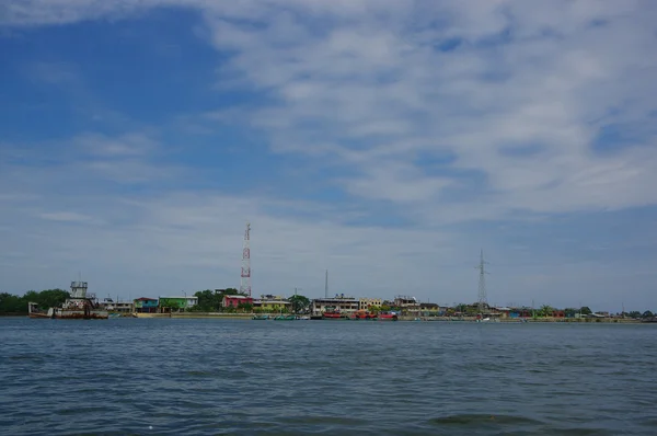 Muisne, ecuador - 16. märz 2016: blick über das wasser von der insel mit festland in der ferne sichtbar, schöner blauer himmel — Stockfoto