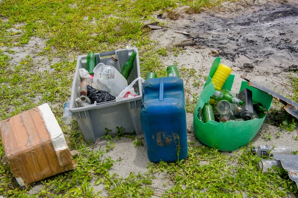 Muisne, Еквадор - 16 березня 2016: Пластикові футляри з зібрані пляшки всередині, лежачи на трав'янистих поверхні — стокове фото