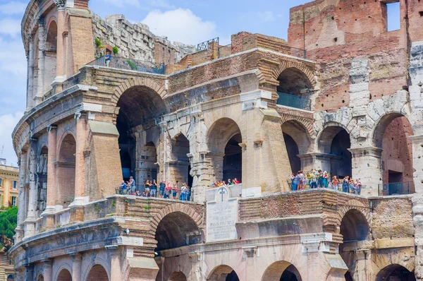 РИМ, ИТАЛИЯ - 13 ИЮНЯ 2015: Люди, посещающие Римский Колизей и фотографирующие снаружи, солнечный день и голубое небо — стоковое фото