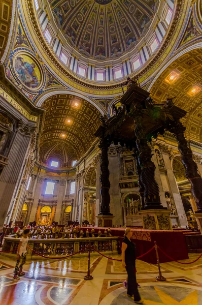 VATICANO, ITALIA - 13 DE JUNIO DE 2015: Cúpula y Baldacchino en la Basílica de San Pedro en el Vaticano, hermosa estructura y arquitectura —  Fotos de Stock