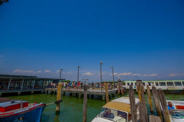 BURANO, ITÁLIA - JUNHO 14, 2015: Pessoas que embarcam em um barco de turismo, transporte pela cidade — Fotografia de Stock