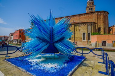 Murano, İtalya - 16 Haziran 2015: Murano adasının ortasında cam heykel, mavi ana üretim işi