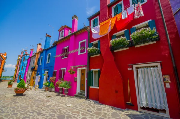 BURANO, ITÁLIA - JUNHO 14, 2015: Colorfull bairro em Burano, dia de verão com céu agradável bkue e rua termina em água doce — Fotografia de Stock