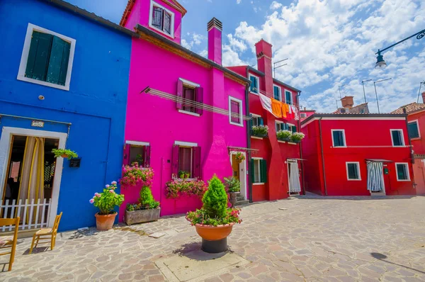 Burano, Olaszország-június 14, 2015: Pinturesque környéken a Burano napsütéses napon, házak teljes színes — Stock Fotó