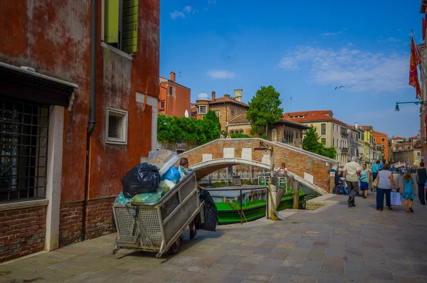 VENICE, ITÁLIA - JUNHO 18, 2015: Pederastians in Venice, nice bridge on canals and moto boats ready to take people — Fotografia de Stock