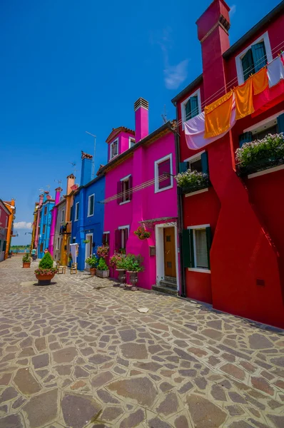 BURANO, ITÁLIA - JUNHO 14, 2015: Fotos verticais de casas coloridas em Burano, rua pitoresca que termina com água doce — Fotografia de Stock