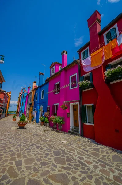 Burano, Italien-14 juni 2015: vertikala bilder av Colorfull hus på Burano, pinturesque Street som slutar med sötvatten — Stockfoto