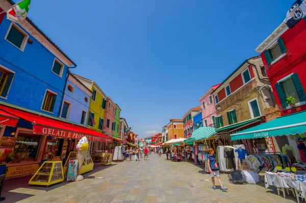 Burano, Olaszország-június 14, 2015: Shop utcában a Burano, pinturesque szomszédságában colorfull házak oldalán — Stock Fotó