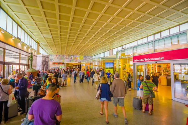 VENECIA, ITALIA - 18 DE JUNIO DE 2015: Personas no identificadas haciendo sus últimas tiendas en el aeropuerto de Venecia, edificio lleno de gente dentro — Foto de Stock