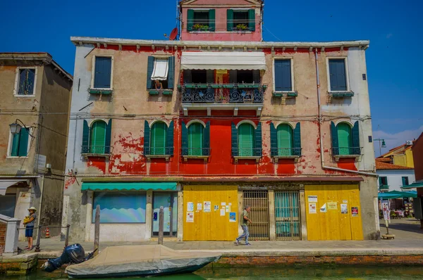 MURANO, ITALIA - 16 DE JUNIO DE 2015: Bonita casa colorida en Murano, arquitectura tradicional con varios colores, barco fuera — Foto de Stock