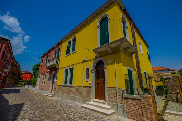 Murano, Italien-16 juni 2015: gult pinturesque hus i början av en vacker gränd med färgade hus — Stockfoto