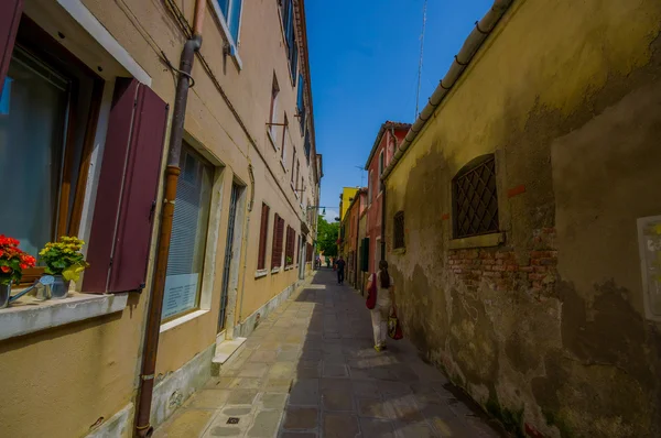 Murano, Italien-16 juni 2015: gamla gränd med hus på båda sidor, blå himmel på en trevlig dag — Stockfoto