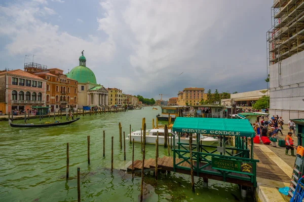 VENECIA, ITALIA - 18 DE JUNIO DE 2015: Puerto Goldola para turistas en el canal veneciano, el agua corre por toda la ciudad. Vista cúpula verde —  Fotos de Stock