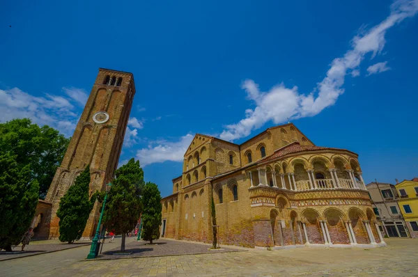 Мурано, Италия - 16 июня 2015 г.: Захватывающий вид в солнечный день Муранского собора, Санта-Мария-э-Сан-Донато с часовой башней — стоковое фото