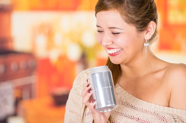 Morena bonita e uma lata de refrigerante em branco, sorrindo — Fotografia de Stock