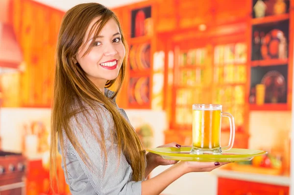 若い魅力的な笑みを浮かべて、バーでビールを保持 — ストック写真