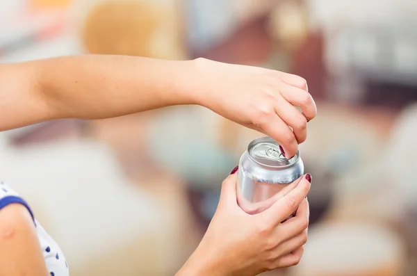 Bonita morena y una lata de refresco en blanco, se centran en la bebida —  Fotos de Stock