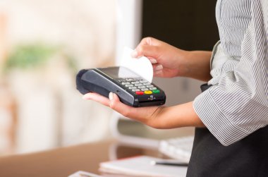 Kredi kartı makine hızlı ödemeler, holding ve beyaz bir kart swiping kadın eller için
