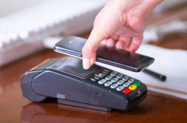 Kredi kartı makine ile bir akıllı cep telefonu, en kolay yolu faturaları ödemek bir kod okuyucu