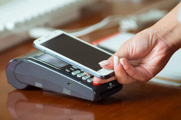 Κινητό τηλέφωνο πρόγραμμα και πιστωτική κάρτα αναγνώστης μηχανή, ο καλύτερος τρόπος για πληρώσετε σε καταστήματα και εστιατόρια — Φωτογραφία Αρχείου