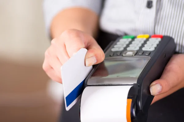 Vrouwen hand swaping een witte credit-card op een machine van de betaling. Papier — Stockfoto