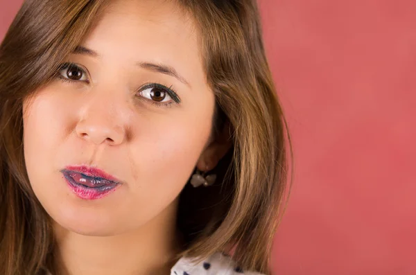 Mujer con boca cerrada y lengua de color azul, labios también con fondo rosa —  Fotos de Stock