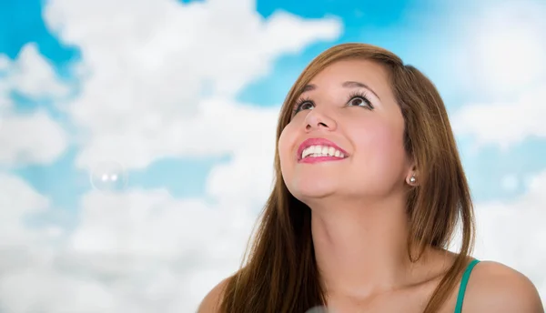 Woman looking up to see some soap bubbles, smiling — Stock Photo, Image