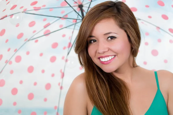 Mulher sorrindo e muito feliz com pontos guarda-chuva fundo em branco e rosa — Fotografia de Stock