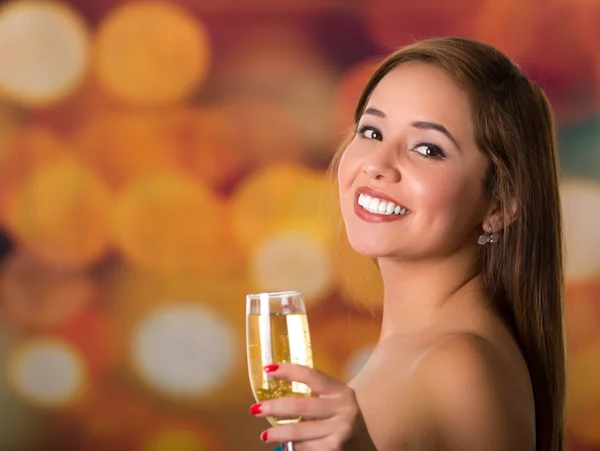 Foto lateral de mujer con hombros desnudos sosteniendo una copa de champán con sus manos —  Fotos de Stock