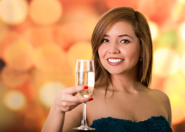 Mulher elegante com uma taça de champanhe segurando com a mão, unhas vermelhas com fundo colorido — Fotografia de Stock