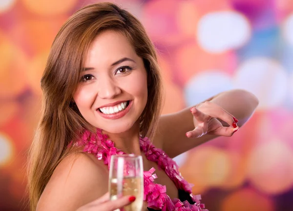 Mujer disfrutando de una fiesta, la paz y el amor expresión de la mano y una taza de champán —  Fotos de Stock