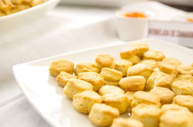 Küçük taze pişmiş ekmek muffins beyaz cam tepsi, zarif gıda kavramı yığılmış