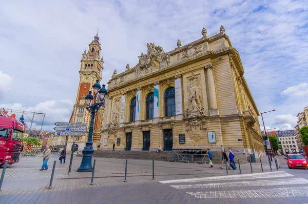 Lille, Fransa - 3 Haziran 2015: Ana opera binası, cephe üstü boyunca gerçekten güzel heykeller ve süslemeler ile güzel taş bina — Stok fotoğraf
