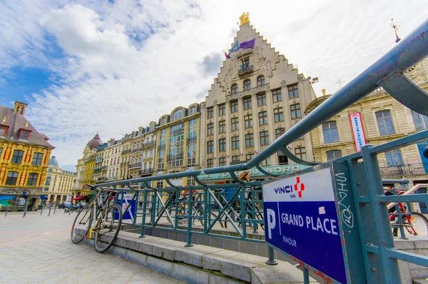 Lille, Francia - 3 de junio de 2015: Hermosa Place Grande con sus encantadores edificios y arquitectura europea tradicional rodeando la plaza en un bonito día de verano — Foto de Stock