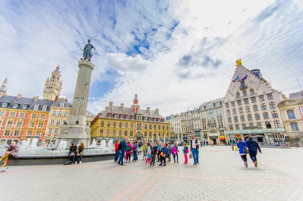Lille, Francia - 3 giugno 2015: Bellissima Place Grande con i suoi affascinanti edifici e l'architettura tradizionale europea che circonda la piazza in una bella giornata estiva — Foto Stock