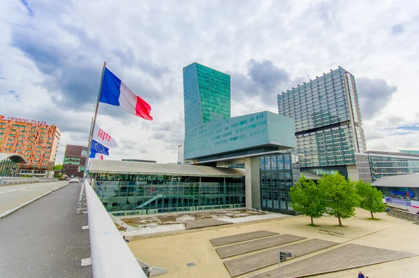 Lille, Francia - 3 de junio de 2015: Estación ferroviaria de arquitectura moderna Lille Europe con su forma fácilmente reconocible, bandera francesa colgando — Foto de Stock