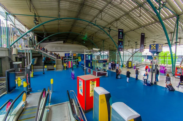 Lille, França - 3 de junho de 2015: Na sala principal da estação ferroviária Lille Europe, os viajantes passeiam — Fotografia de Stock