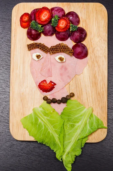 Çeşitli dilimlenmiş bakkal ürünlerinden yapılmış yüz portresi, sanatsal gıda konsepti — Stok fotoğraf