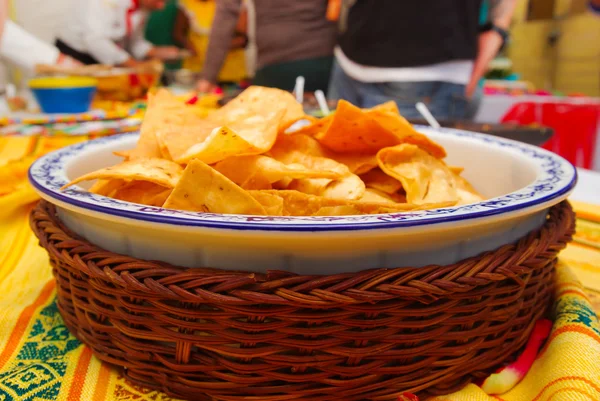 Kom voor heerlijke knapperige tortillachips zittend op Indiaanse tabel doek — Stockfoto