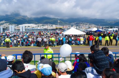 Quito, Ekvador - 7 Temmuz 2015: Polis Papa Francisco kitle, güneşli gün ve çadırlarda insanları korumaya yardımcı