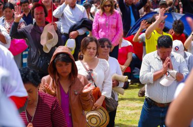 Quito, Ekvador - 7 Temmuz 2015: Papa Francisco'da meditasyon yapanlar ve dua eden insanlar, öğle vakti güçlü güneş
