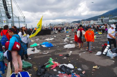 Quito, Ekvador - 7 Temmuz 2015: Quito'da büyük olay, Papa Francisco ayini. Yerde bir sürü çöp var.