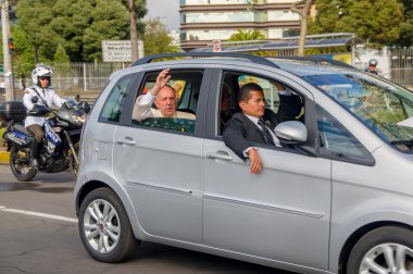 Quito, Ekvador - 7 Temmuz 2015: Papa Francisco ile vücut muhafızları ve polis, Ekvador'da insanlara merhaba diyor