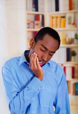 Adam yüz, onun ckeek güçlü acı acı ile. Diş ağrısı