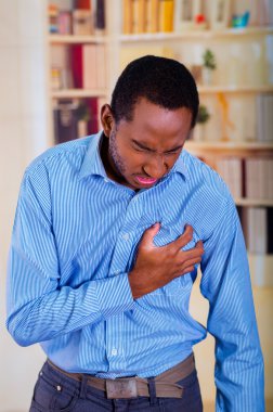 Adam acı yüzü, göğsündeki kalp krizi. Göğsüne güçlü tutan el