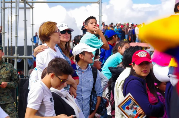 Quito, Ekwador-7 lipca 2015: dorośli, kobiety i mężczyźni, zwracając uwagę na papieża Francisco Mass, słoneczny dzień — Zdjęcie stockowe