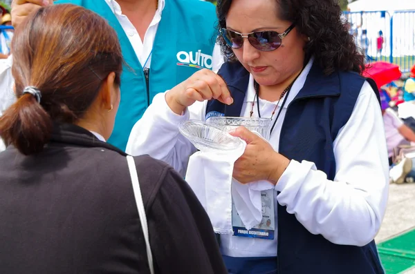 QUITO, ECUADOR - 7 LUGLIO 2015: Messa di Papa Francesco in Ecuador, la gente vuole che la comunione concluda l'evento, giornata di sole — Foto Stock