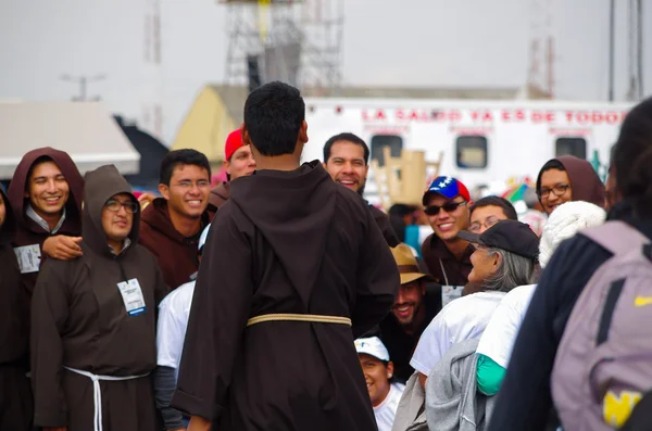 QUITO, ECUADOR - 7 DE JULIO DE 2015: En el evento de misa del Papa, los sacerdotes se agrupan con personas que tratan de hacerse una foto bonita —  Fotos de Stock