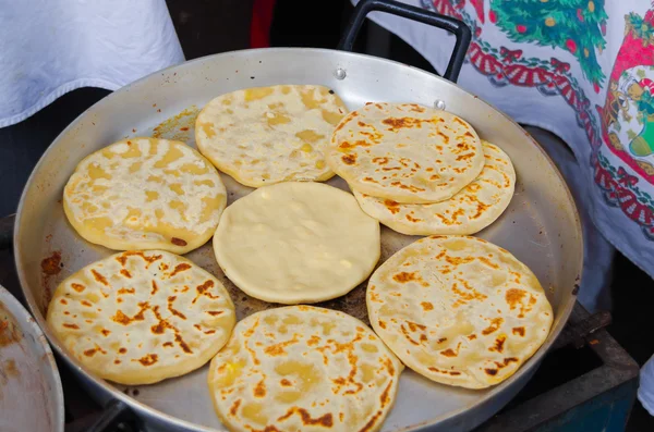 QUITO, ECUADOR - JULY 7, 2015: Tortilla goreng yang dijual di jalan, pot baja — Stok Foto