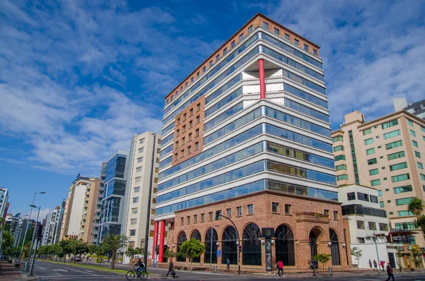 QUITO, ECUADOR - 7 DE JULIO DE 2015: Moderno y bonito edificio en la parte comercial de la ciudad, detalles rojos en un día soleado —  Fotos de Stock